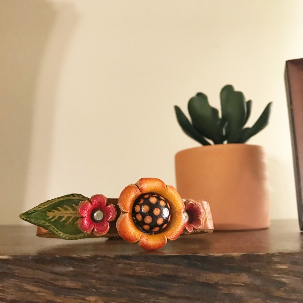 🌟FINAL $ - 60’s inspired leather flower bracelet - Picture 1 of 5